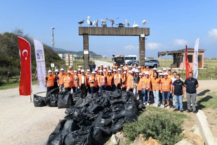 Bursa'da Karacabey'in Yeniköy sahillerinde gönüllü temizlik hareketi 