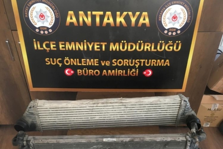 Aracın par&ccedil;alarını &ccedil;alan şahıs, &ccedil;aldıklarıyla yakalandı