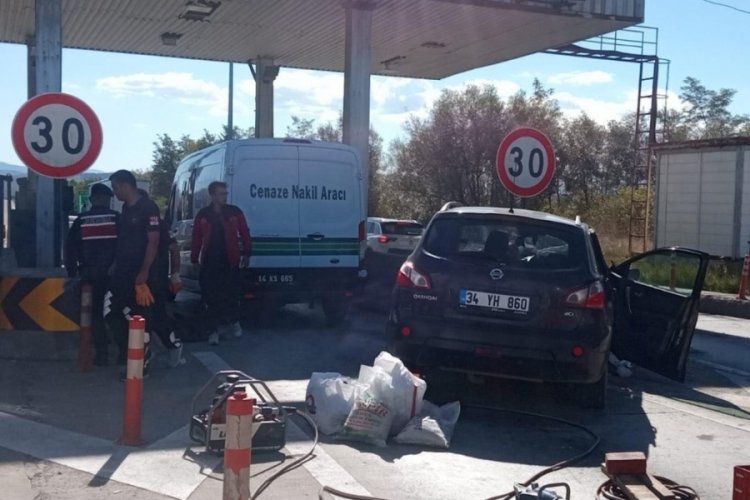 Otomobil beton duvara &ccedil;arptı: 1 &ouml;l&uuml;, 1 yaralı