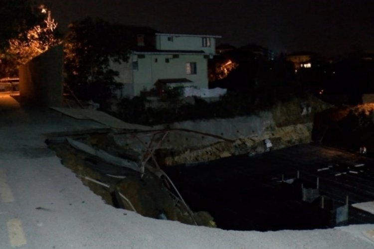 İstanbul'da yol &ccedil;&ouml;kt&uuml;: 3 katlı bina apar topar boşaltıldı