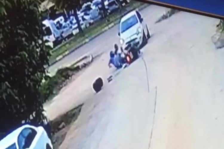 Bursa'da hızla gelen motosiklet otomobile &ccedil;arptı