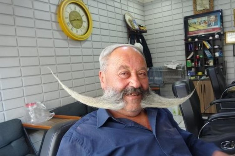 Bıyıklarının g&uuml;nl&uuml;k maliyeti 450 TL