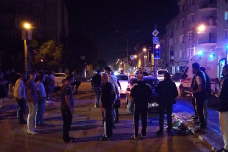 Bursa'da kavşakta otomobiller &ccedil;arpıştı: 3 yaralı