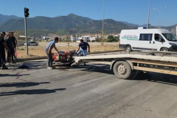 Hatay'da tırla &ccedil;arpışan motosikletin s&uuml;r&uuml;c&uuml;s&uuml; yaşamını yitirdi