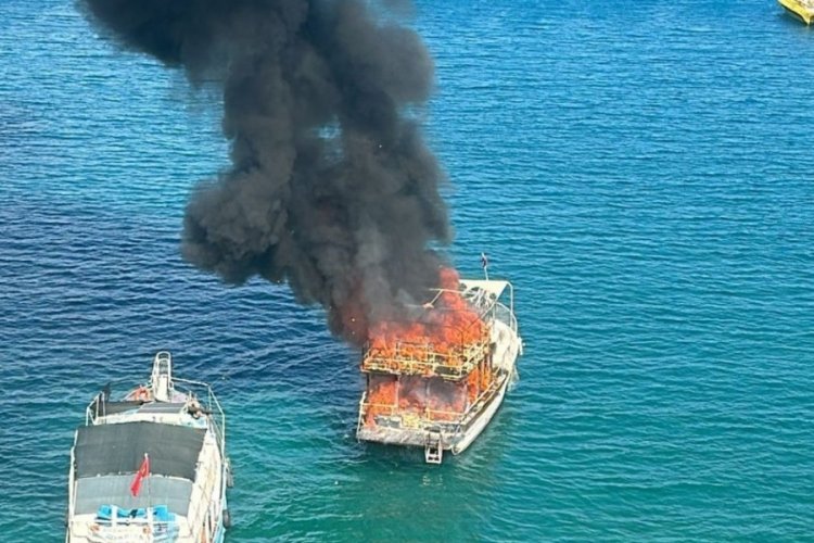 Antalya'da alev alan tur teknesi suya g&ouml;m&uuml;ld&uuml;
