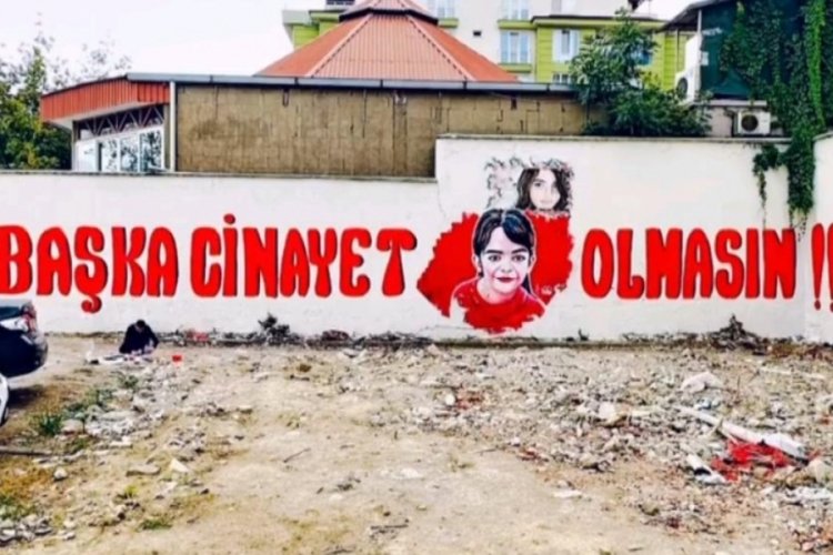 Azerbaycanlı sanat&ccedil;ı duvara "Başka cinayet olmasın" yazdı