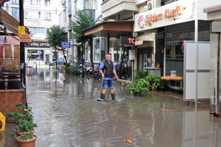 Erdek'te 10 dakikalık yağış sonrası altyapı sorunu yine g&uuml;ndemde