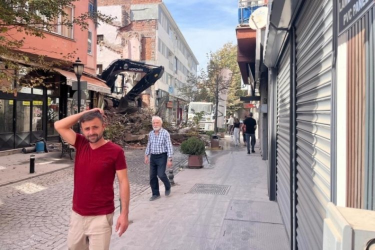Eskişehir'de bina yıkımında molozlar sokağı kapattı