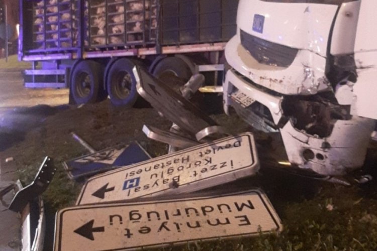 Bolu'da tırla otomobil &ccedil;arpıştı! 1 yaralı