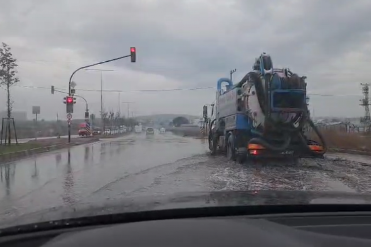 Bursa'da yollar g&ouml;le d&ouml;nd&uuml;