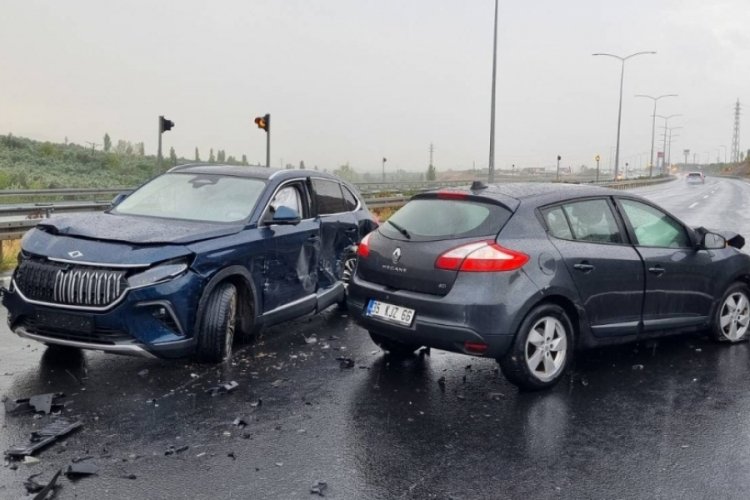 Bursa'da yine otoban yine yağış ile gelen kaza!