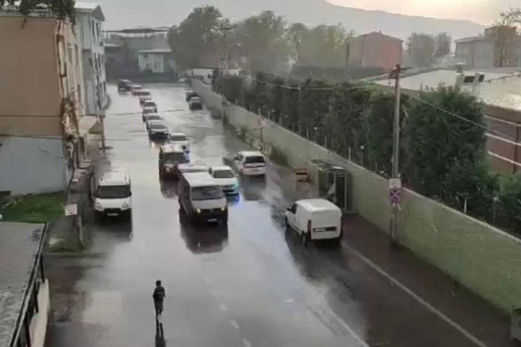 Bursa'da d&uuml;ğ&uuml;n konvoyunda abartı egzozla &ccedil;evreyi rahatsız etti! 10 bin lira idari ceza