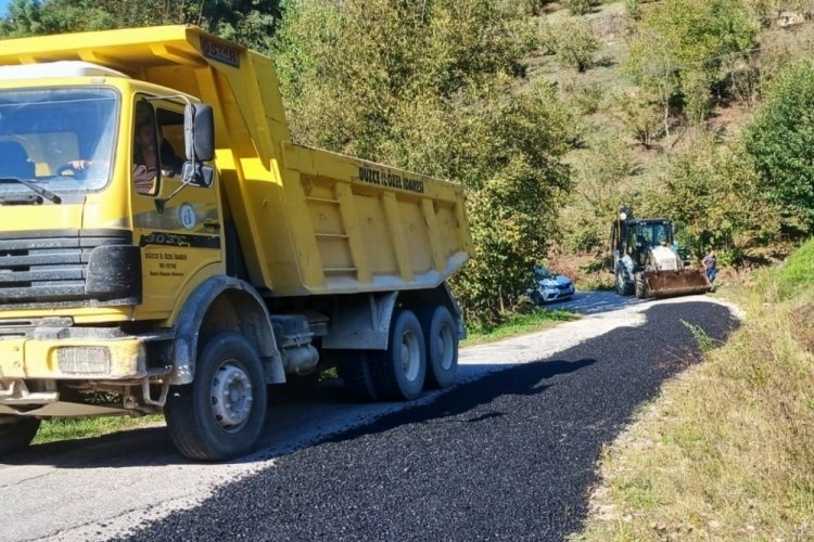 Düzce'de köy yollarına sıcak asfalt atağı!