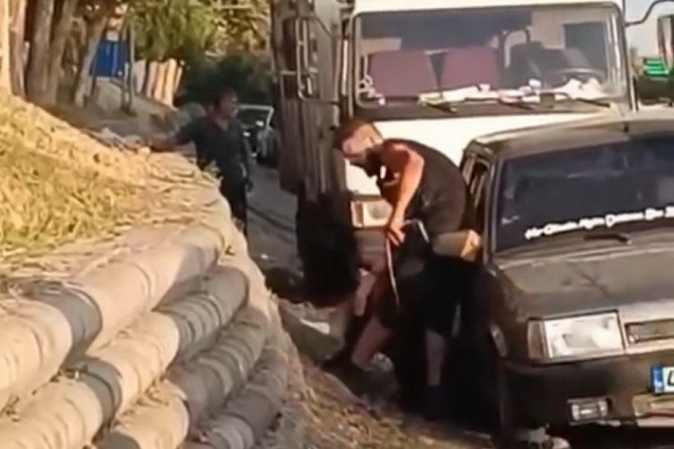 Kız arkadaşını otoyolda ailesiyle birlikte darp edip aracına binerek uzaklaştı
