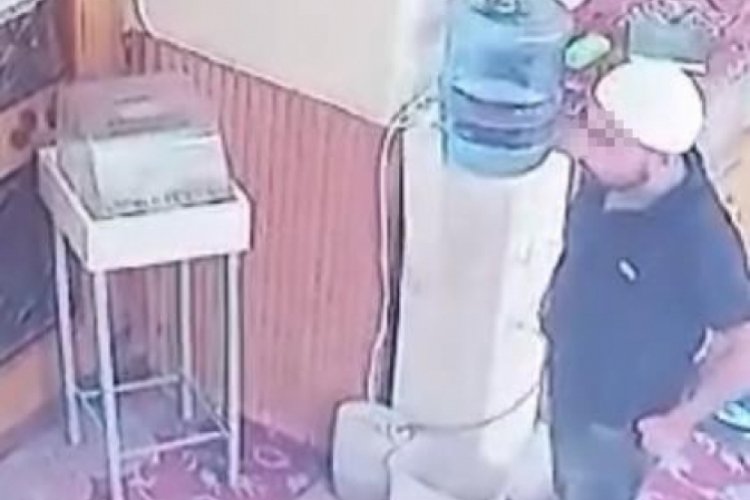 Burdur'da camilerdeki sadaka kutularından hırsızlık anı kamerada