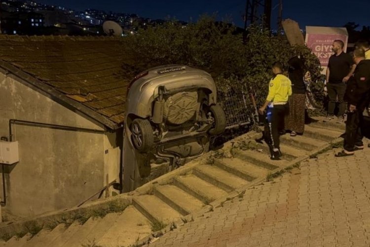 El freni &ccedil;ekilmeyen otomobil gecekonduya &ccedil;arptı