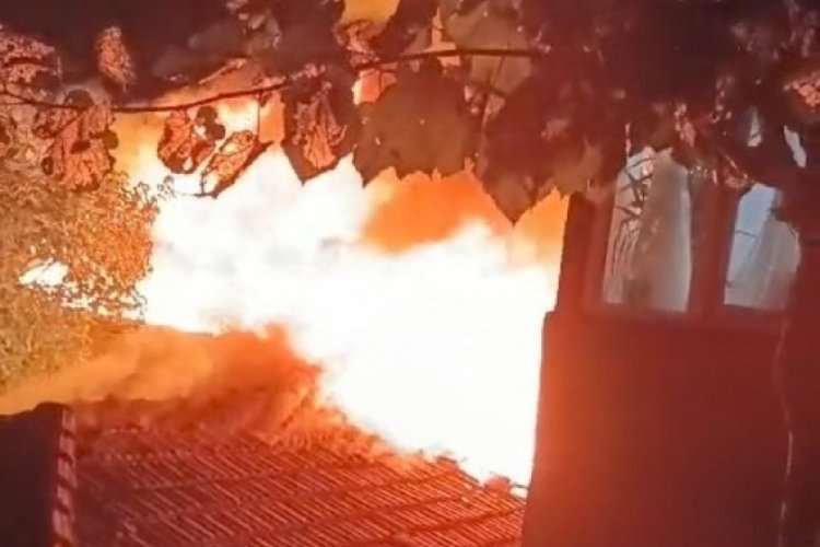 İstanbul'da iki katlı ev alev alev yandı