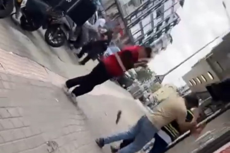 Bursa'da kuryelerin tartışması sopa ve yumruklu kavgaya d&ouml;nd&uuml;
