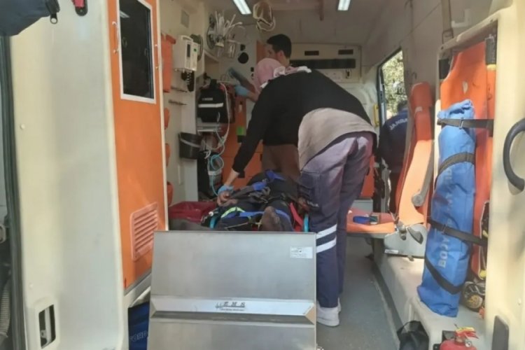 Bursa'da elektrik direğinden yere d&uuml;şen iş&ccedil;i yaralandı!