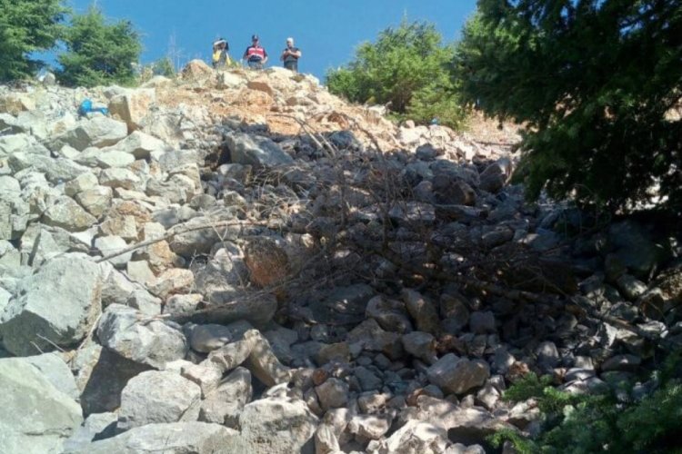 Tuvalet i&ccedil;in yol kenarında durdu, 40 metrelik u&ccedil;uruma yuvarlandı