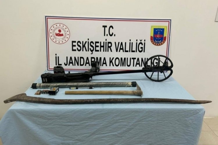 Ka&ccedil;ak kazı yapan 2 ş&uuml;pheli su&ccedil;&uuml;st&uuml; yakalandı
