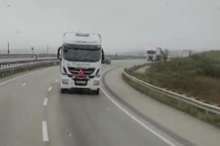 Geri geri seyir halindeki tırlar g&ouml;renleri şaşırttı