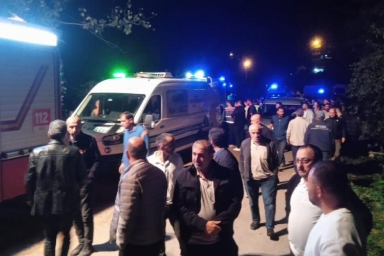 Kamyondan devrilen tomruklar otomobilin &uuml;zerine devrildi: S&uuml;r&uuml;c&uuml; hayatını kaybetti