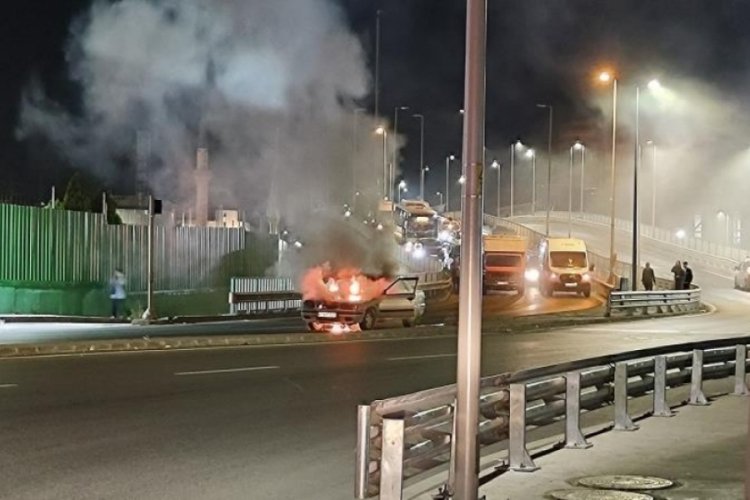 Kocaeli'de seyir halindeki otomobil alev topuna d&ouml;nd&uuml;