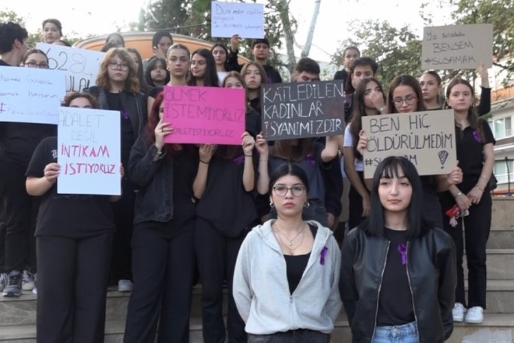 Bursa'da gen&ccedil; kızlar kadın cinayetlerine tepki i&ccedil;in bir araya geldi!