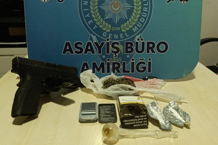 Bursa'da uyuşturucu bulunan ara&ccedil;, polis takibi ile yakalandı: 3 g&ouml;zaltı