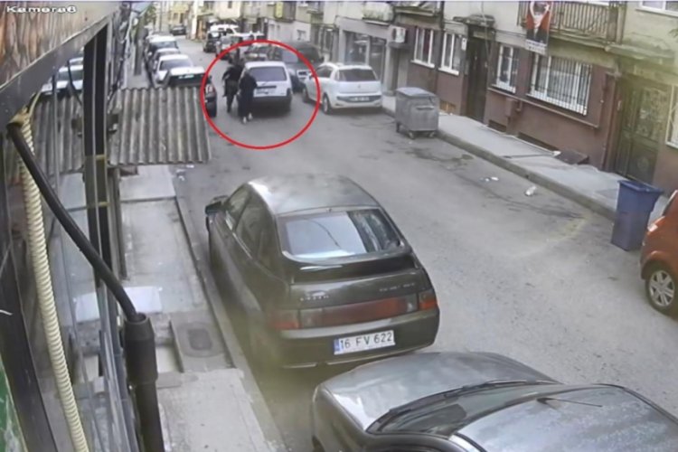 Bursa'da &ccedil;almak istedikleri arabaları &ccedil;alıştıramayınca iterek g&ouml;t&uuml;rd&uuml;ler!