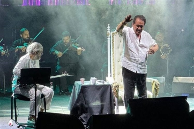 Adanada'ki konserinde İbrahim Tatlıses'ten duygu dolu anlar