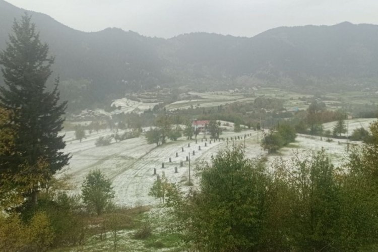  Artvin'de dolu yağdı:Her yer  beyaza büründü