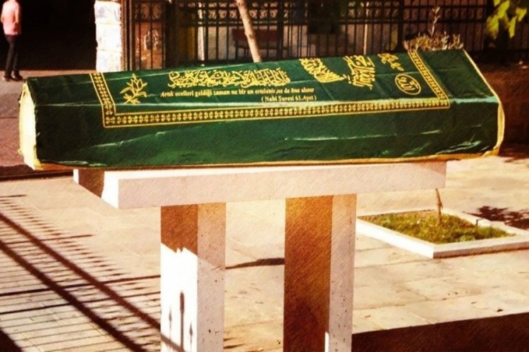 &Ouml;l&uuml; raporu verilen adam musalla taşında horladı