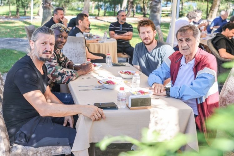 Şenol Güneş "Efsanelerle Yeniden Futbol Turnuvası" oyuncularıyla yemek yedi