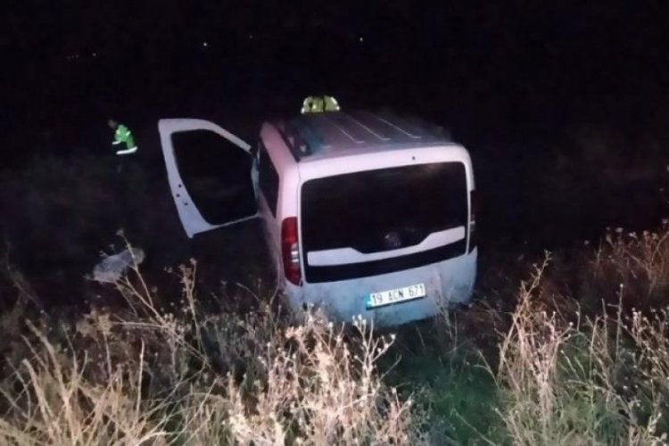 Kontrolden &ccedil;ıkan hafif ticari ara&ccedil; şarampole u&ccedil;tu, s&uuml;r&uuml;c&uuml; yaralandı
