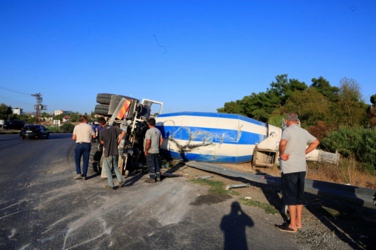 Antalya'da &ccedil;imento y&uuml;kl&uuml; beton mikseri devrildi: 1 yaralı