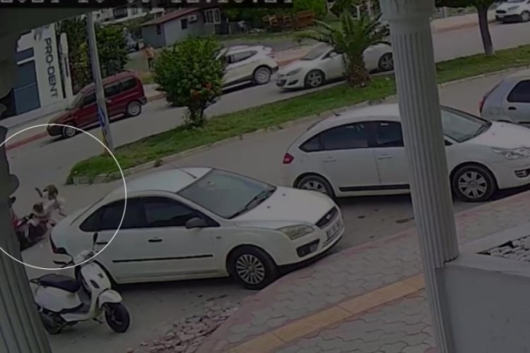 Anne ve oğlunun yaralandığı kaza kamerada