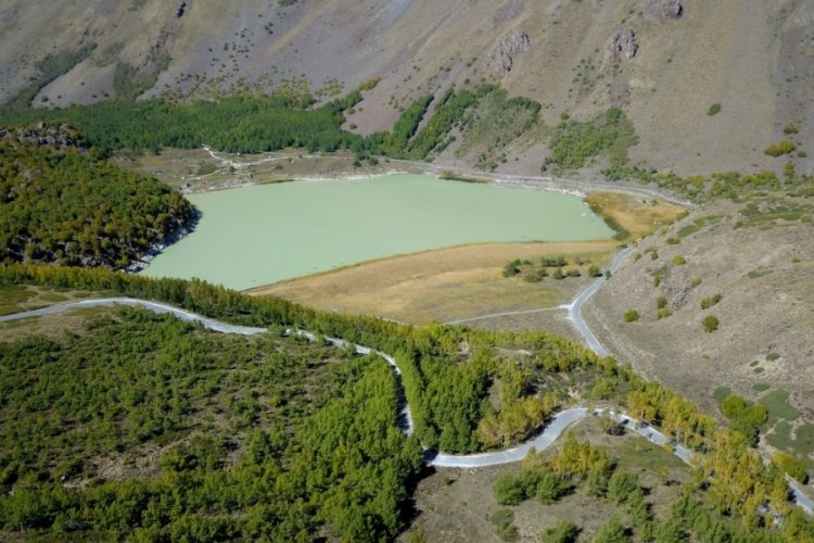 Bitlis'te Nemrut Krater G&ouml;l&uuml;, ziyaret&ccedil;ilerini ağırlamaya devam ediyor