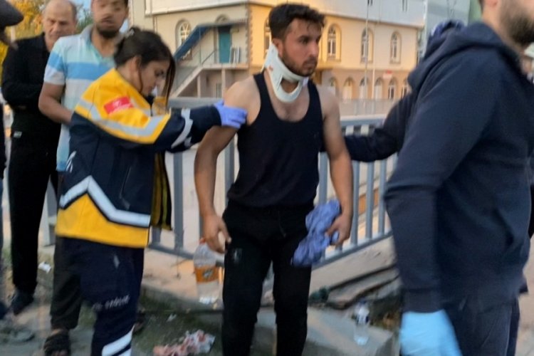 Bursa'da kontrolden &ccedil;ıkan tır, karayolundan alt yola u&ccedil;arak devrildi