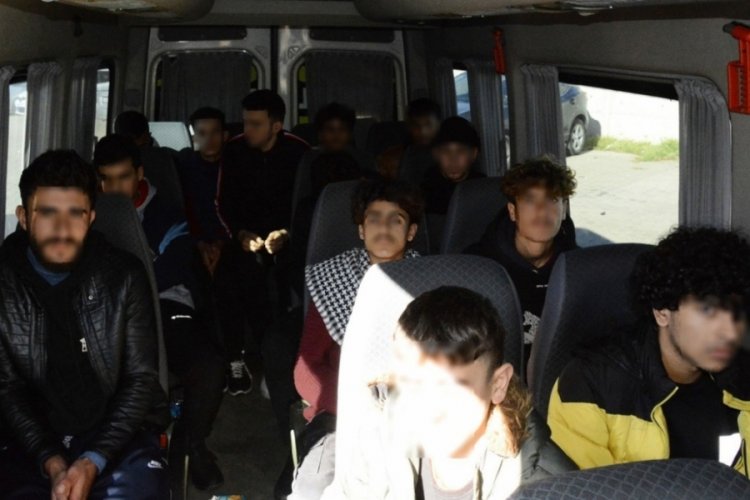 Okul servisi süsü verdiler, içinden çok sayıda kaçak göçmen çıktı