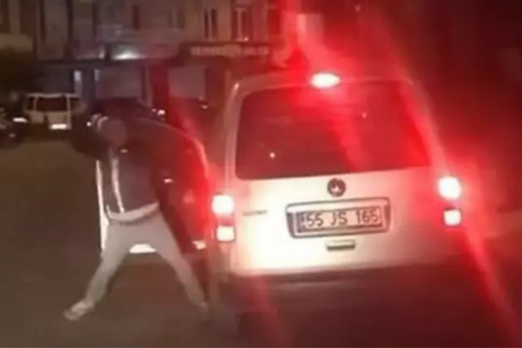 İstanbul'da tartıştığı s&uuml;r&uuml;c&uuml;n&uuml;n aracına jop ile saldırdı