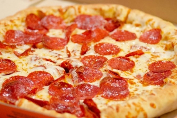 Pizzacıda mide bulandıran görüntüler: Hamuru öptü, eldivensiz elleriyle yoğurdu