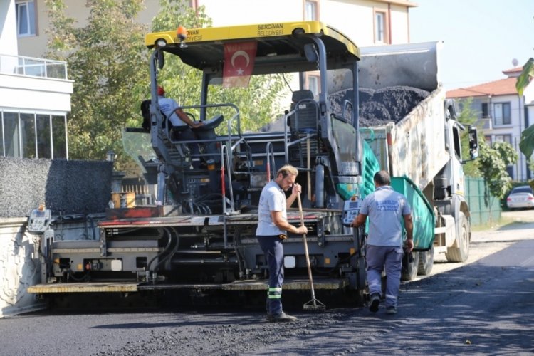 Sakarya'da asfalt serim &ccedil;alışması aralıksız devam ediyor
