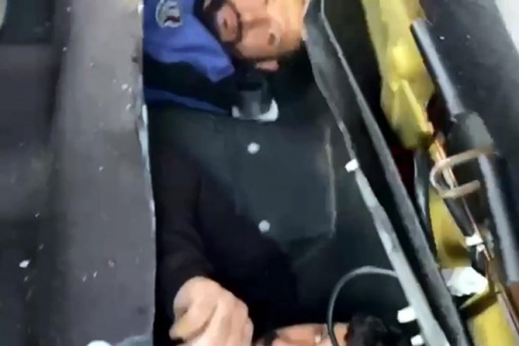 Ka&ccedil;ak g&ouml;&ccedil;menler otomobilin &ouml;yle bir yerinden &ccedil;ıktılar ki!