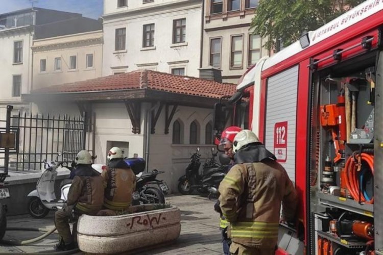 Beyoğlu Belediyesi &ouml;n&uuml;nde trafo patladı