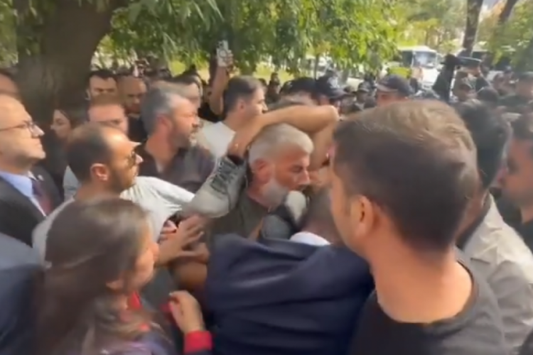 Meclis'e y&uuml;r&uuml;mek isteyen Fernas iş&ccedil;ilerine polis engeli