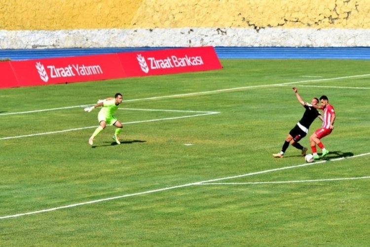 T&uuml;rkiye Kupası'nda olaylı ma&ccedil;: Diyarbekirspor hakem kararlarına tepki sonucu ma&ccedil;tan &ccedil;ekildi