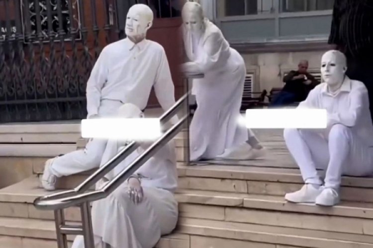 Beyaza boyanıp cami &ouml;n&uuml;nde poz verdiler