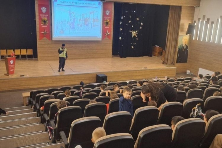 Bursa'da jandarmadan &ouml;ğrencilere trafik semineri